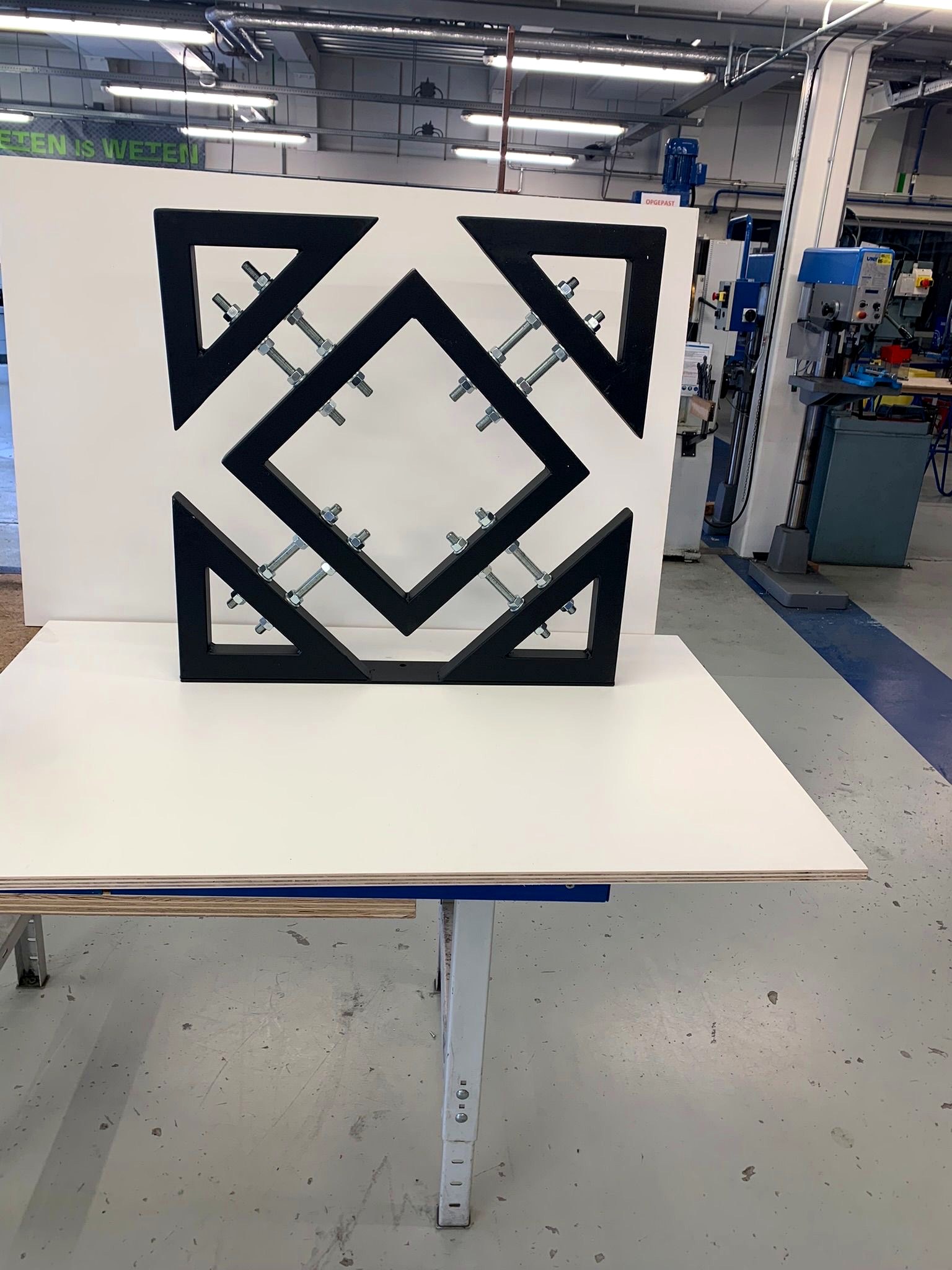 IJzeren frame in de werkplaats Neede