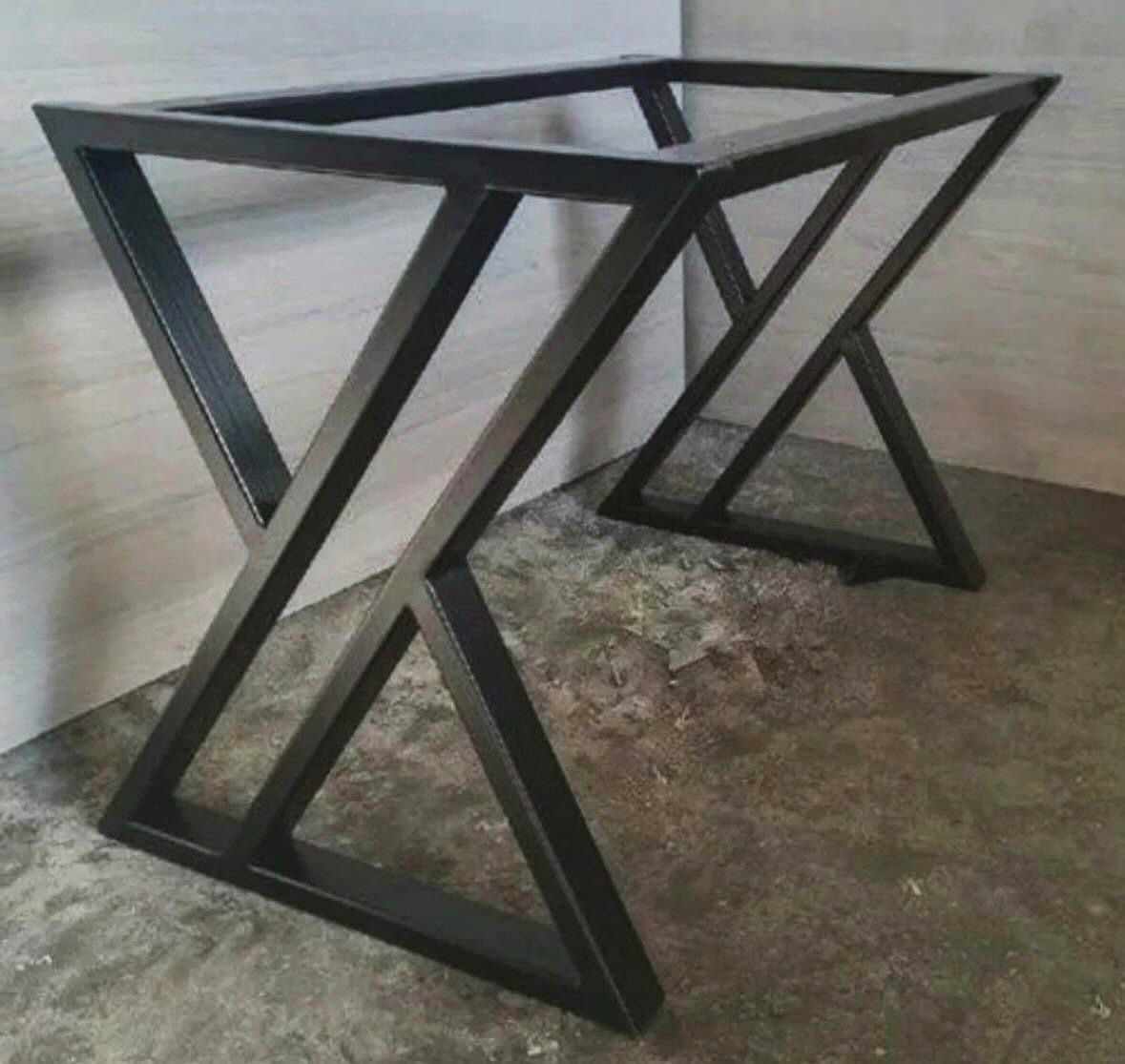 Geometrisch ijzeren stoelframe