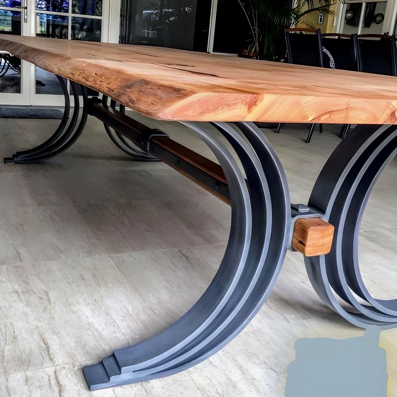 Eettafel met live-edge houten blad en gebogen metalen poot