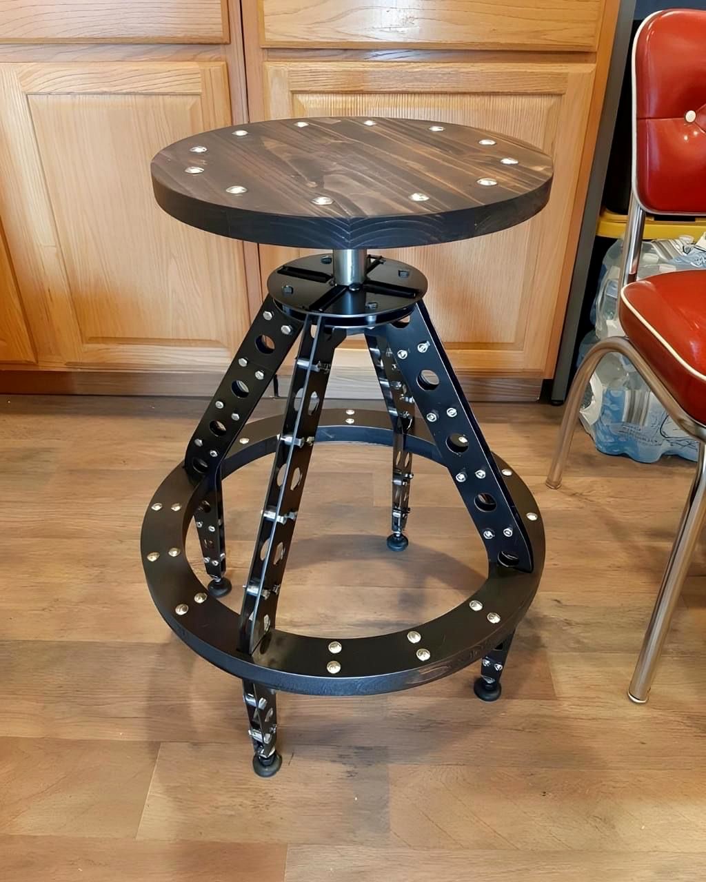Handgemaakte ijzeren kruk met houten zitting