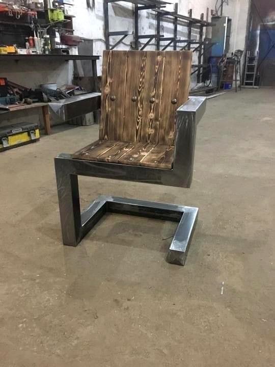 Houten stoel met ijzeren frame in de werkplaats