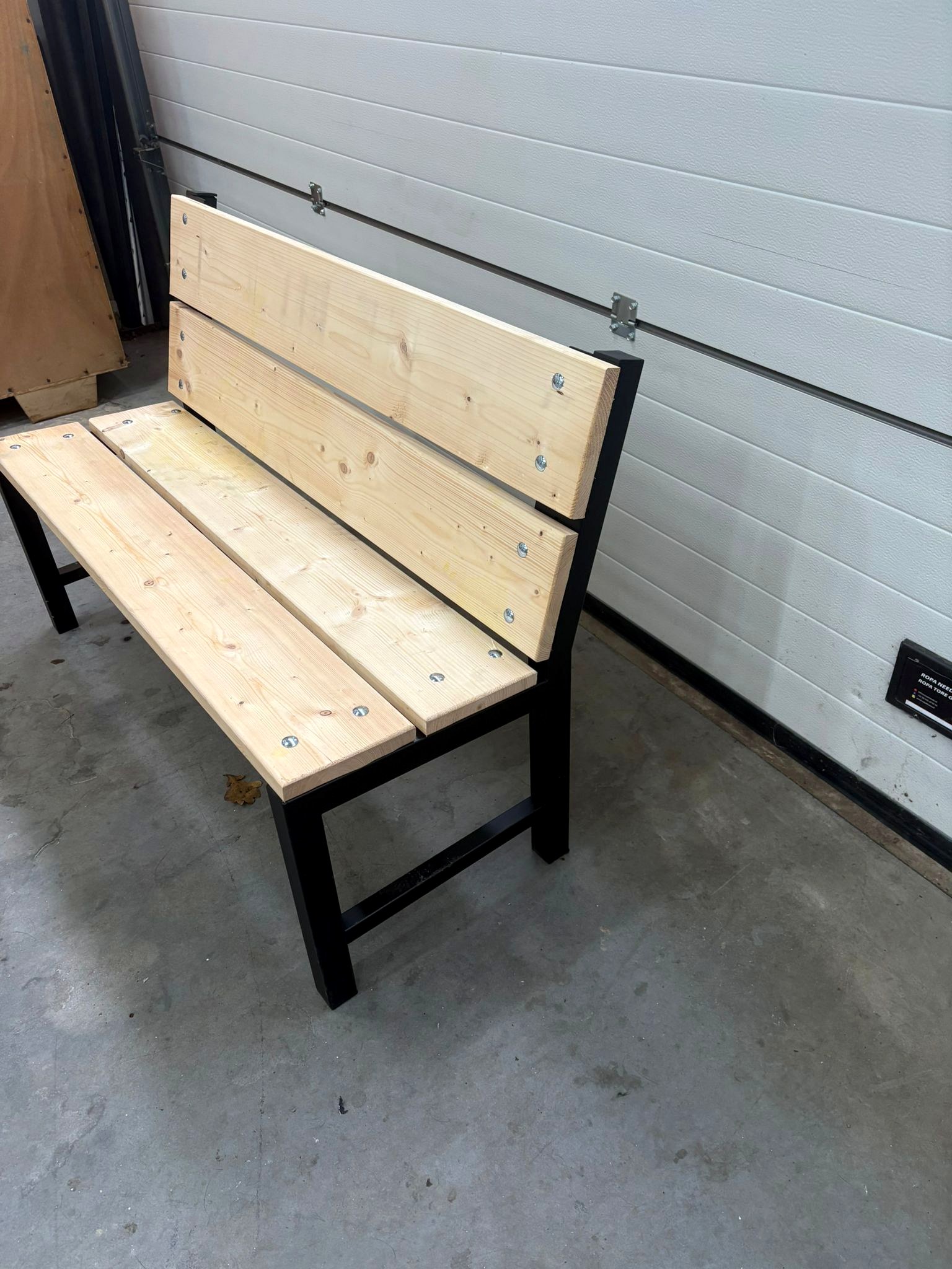 Houten tuinbank met zwart metalen frame