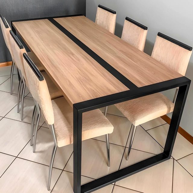 Eettafel met zwart ijzeren frame en zes houten stoelen